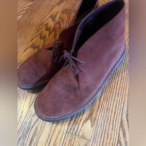 Suede desert boot. Brownish red.
